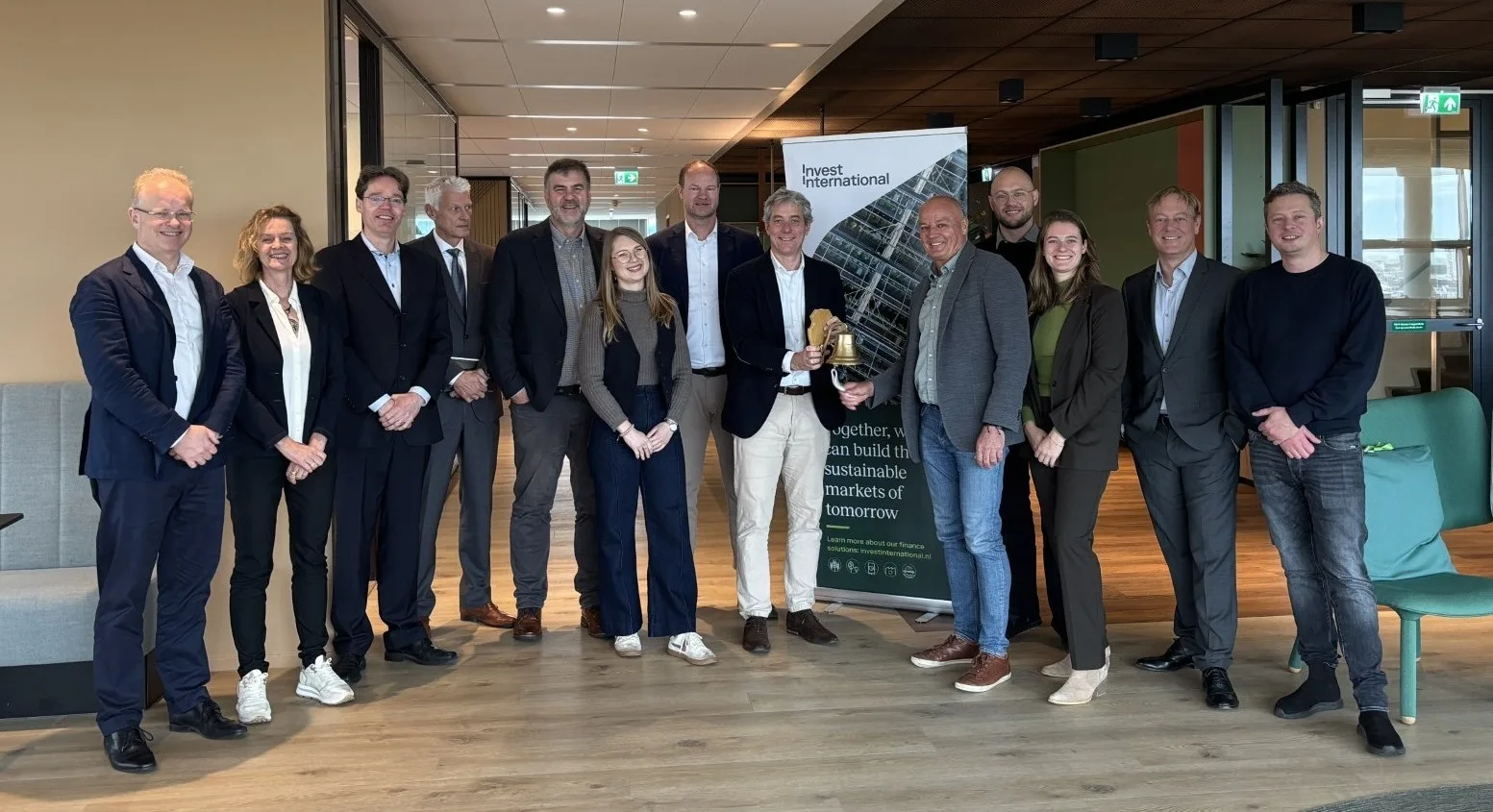 Das Team von Loxworth Capital und seine Partner bei der Unterzeichnungszeremonie in Den Haag